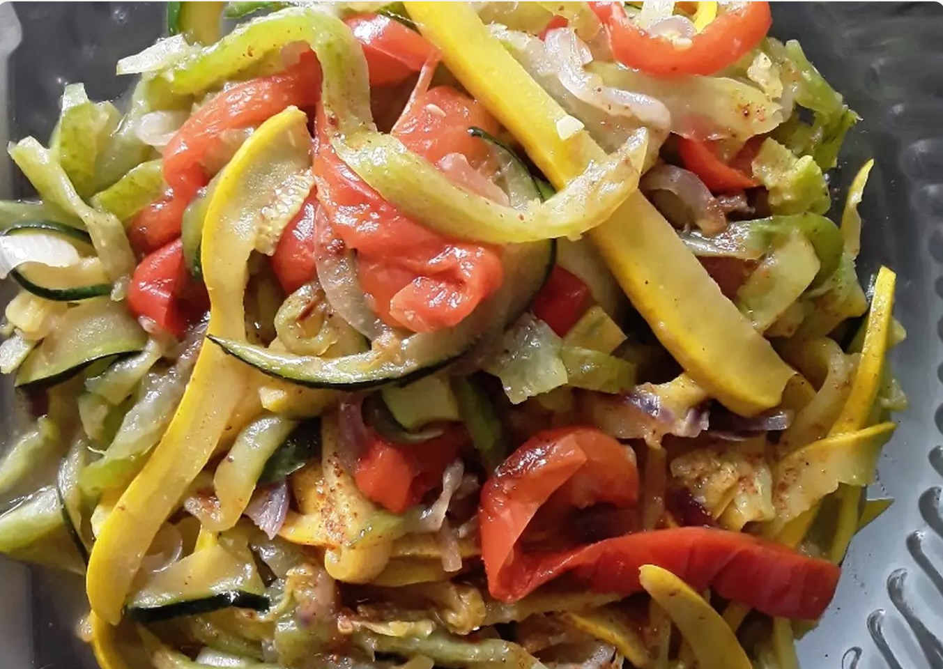 Pepino de guiso salteado con sardinas en Papillote